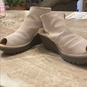 Flu London Stylish Women's Peep-Toe Wedge Sandals cream suede. 41